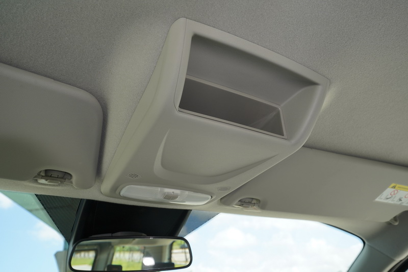 儀錶板兩側的置杯架機能以及前座中央上方的額外置物盒，都能讓司機方便存放零碎物件