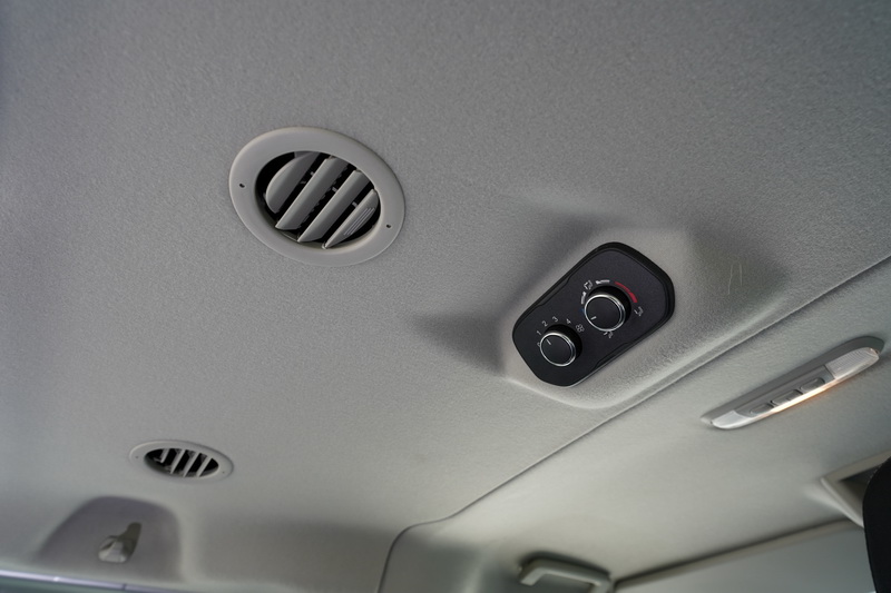 因應超長的車艙空間，後艙區域仍配置有獨立空調系統