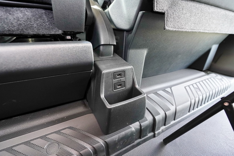 中央鞍座後方仍備有兩組USB充電插座，方便行動電子裝置的充電需求