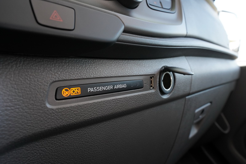 即便是入門的9人座Combi車型也標配有6具安全氣囊