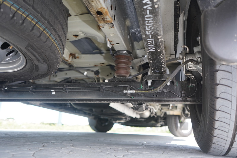 底盤採用的是前麥花臣後葉片彈簧的配置模式,很明顯看的出來是為了載重所做的設定