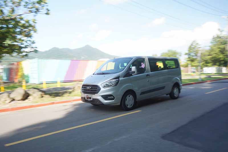 後座無乘客的條件下後軸彈跳感會稍嫌明顯，而且高重心難免會有明顯的側傾狀況產生