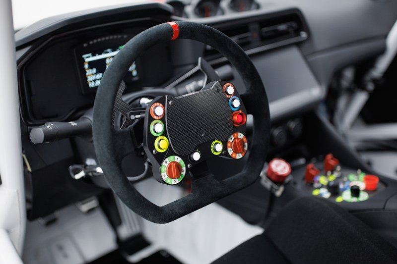 座艙拆除不必要的配備、飾板與座椅。