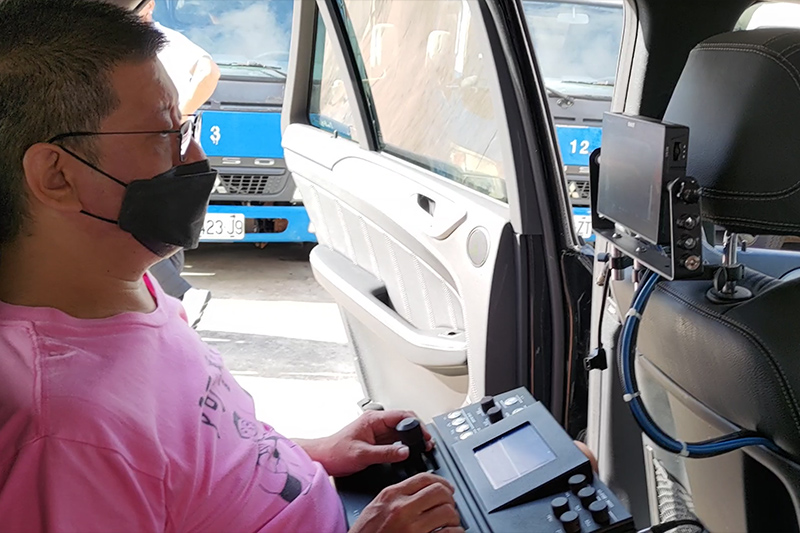 實際上路拍攝前,每個人都可以在跟拍車上練習操作攝影機遙控平台。