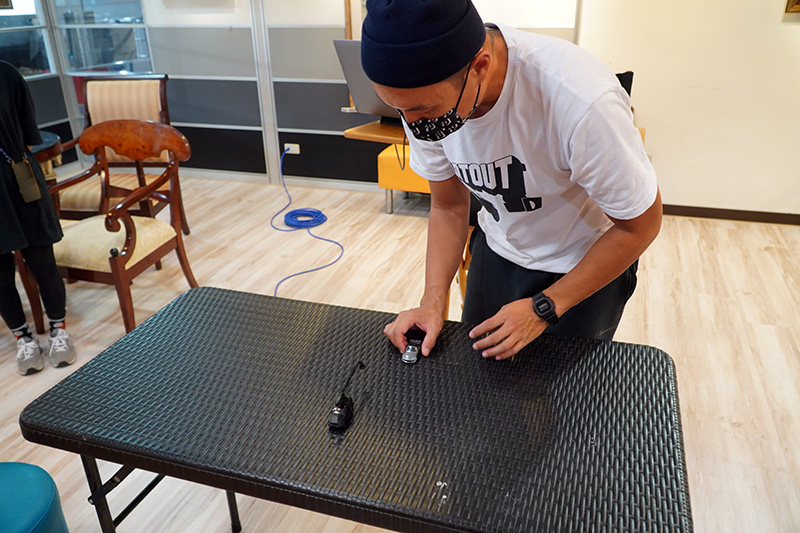 為求安全起見，兩位講師也以小模型車做行前教育，解釋車輛駕駛與攝影機操作的技巧。