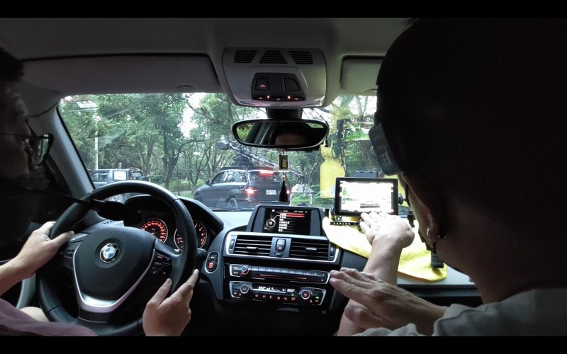 執行駕駛〝被拍車〞除了由馮仁稚先示範外,實際操作時也會在副駕指導。