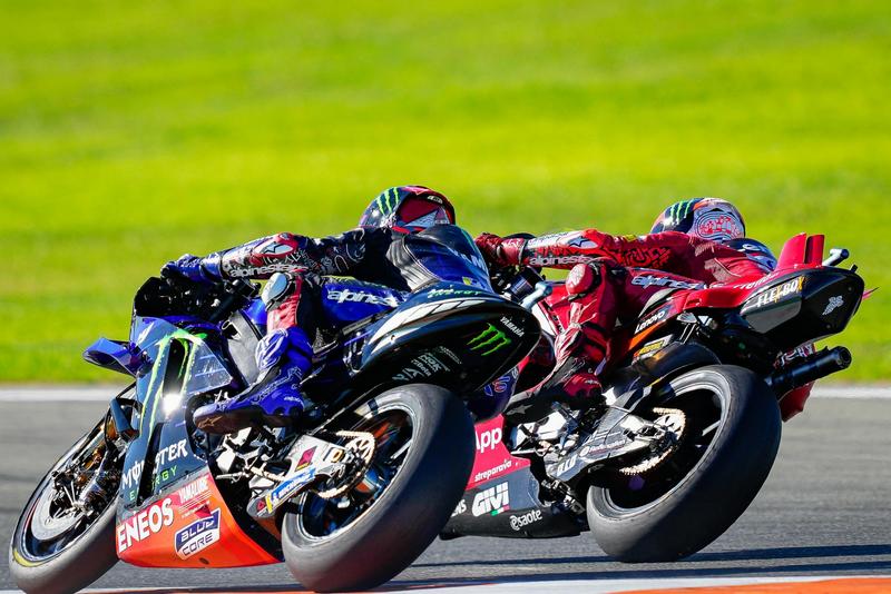 超越過程中車輛還一度有小接觸。