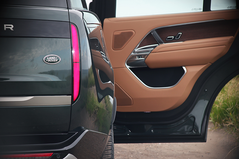 「越野車界的Rolls-Royce」是過往業界對Range Rover的美稱，即便現在我們已有了Cullinan，卻依舊難以動搖這根深蒂固的層峰形象。