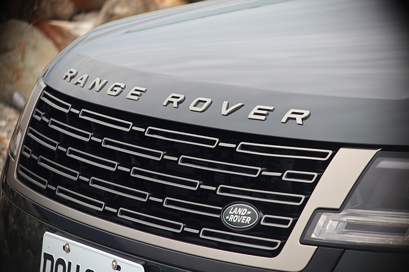 方正寬大的水箱護罩與頭燈帥氣依舊,但卻以全平面的方式整合車頭之中不帶一絲唐突。