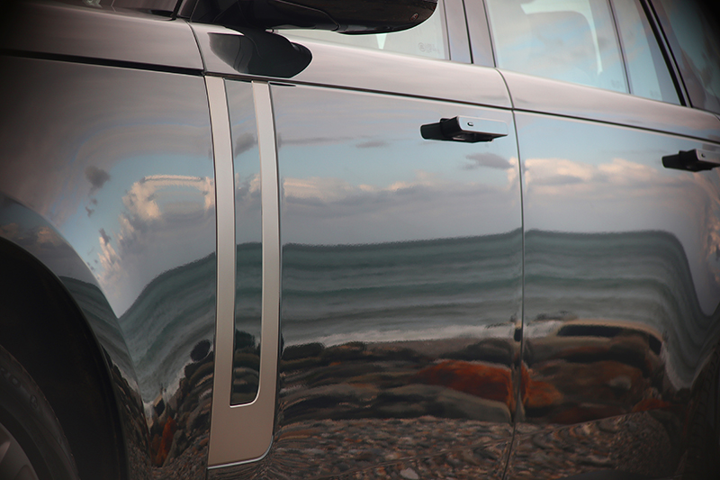 車側門前原本的直列散熱孔便以類金屬飾板呈現概念，並成新車過眼難忘的標誌性設計。