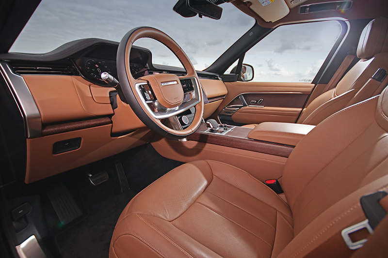 Land Rover車系的座艙總以平直線條建構獨有奢華樣貌,全新Ranger Rover更以精細用料與紮實作工,呈現位居LSUV頂峰旗艦該有的樣貌。