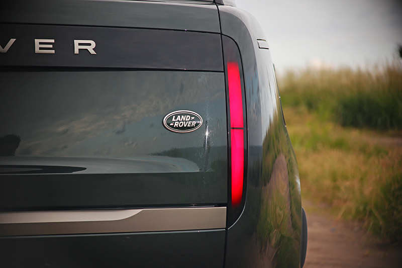 直立式LED尾燈相當的英國,兩側燈組間則覆以含車名標徽在內的同色飾板妝點。