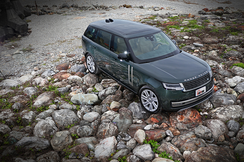 幾乎全平面的設計手法,便成眼前既豪奢也內斂,將豪邁與優雅一次兼容的全新Ranger Rover。