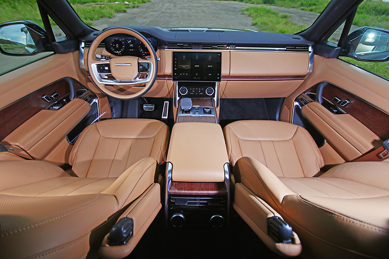 數位化配備被精心的安放在便利卻又不張揚的位置，作為不該隨波逐流的頂級旗艦當如是。