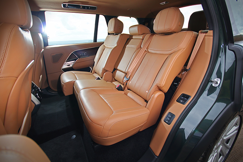 P400 HSE 7-Seat LWB車型中排座椅也可前後滑移及獨立調整椅背,當然,這一切都可透過電動介面控制。