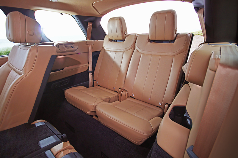 第三排座椅以LSUV角度來說算得上寬敞,坐進兩名成人是絕對沒問題的,而且堪稱舒適。