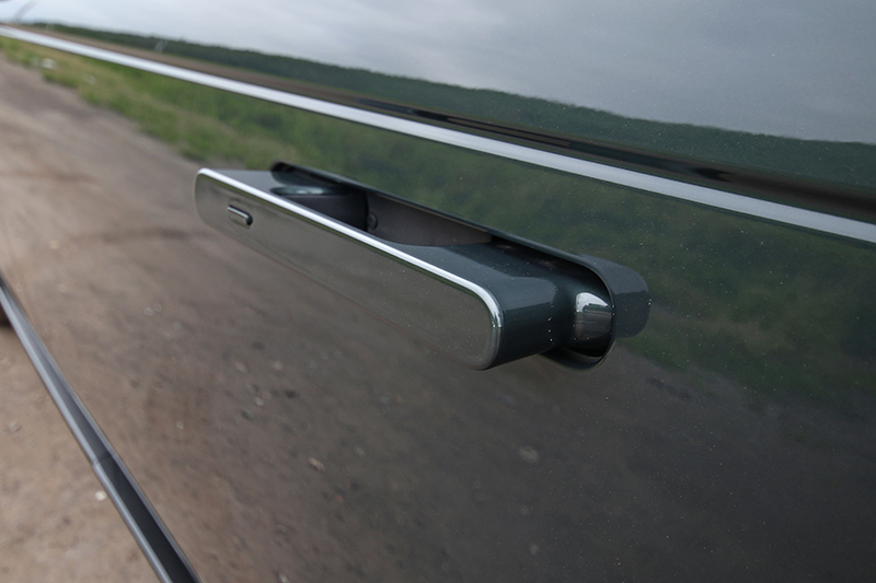 為求平整化不僅將平直腰線改採特殊溝槽手法處理,就連門把也以隱藏式設計,需要使用時才會浮出現形。