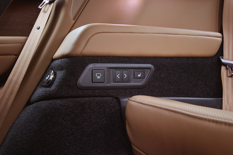就連第三排座椅也可電動調整，對於全車乘員皆呵護備至。