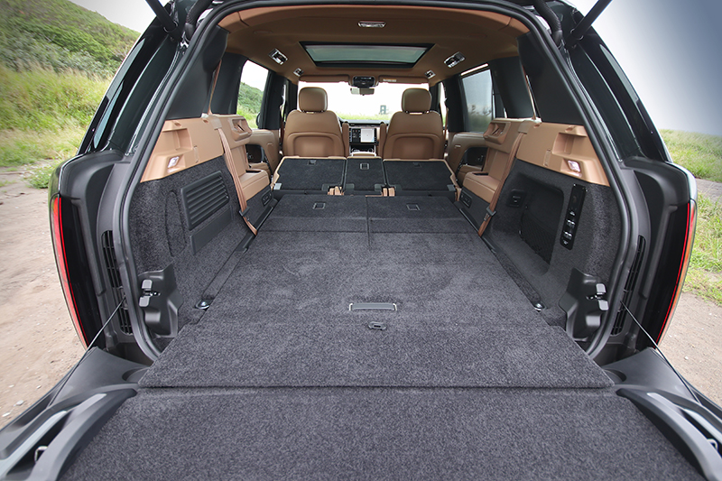 當第二、三排椅背完全前傾放倒,可創造一整塊平整寬闊的置物空間,連同雙開式尾門設計,取置物件更顯便利。