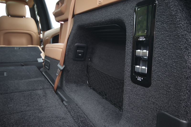 合情合理,第三排傾倒收折也可透過電調介面輕鬆控制。