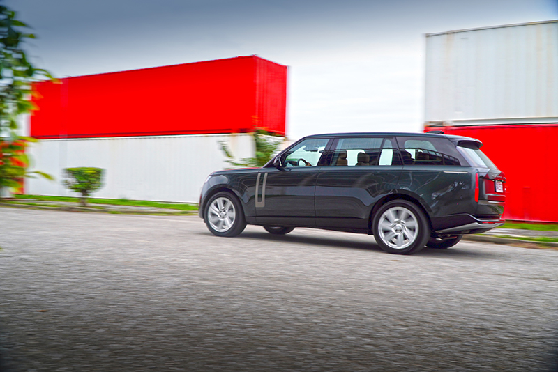 全新Ranger Rover在彎中安定且犀利，同時還保有彷彿魔毯般的絕佳舒適性。