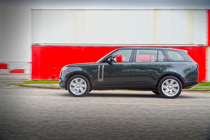 400ps/56.1kg-m的輸出表現,偌大車身的0-100km/h加速成績僅6.1秒即可輕鬆完成。