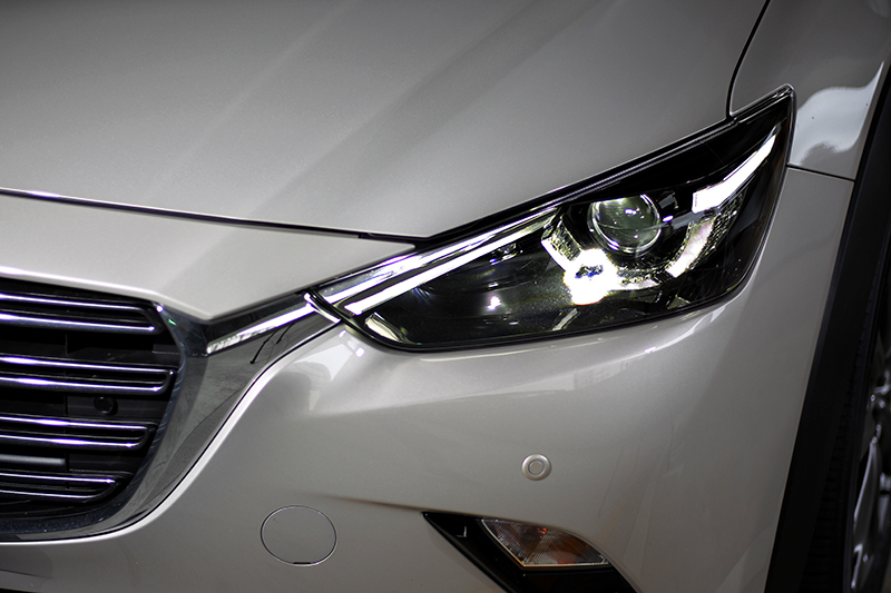 23年式CX-3 20S Signature車型導入ALH智慧型頭燈。