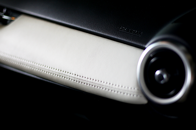 白色皮革進一步增添車室高級氣息。