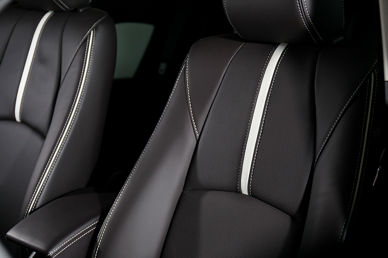 Nappa皮革綴以白色線條座椅。讓視覺和乘坐都獲得最佳體驗。