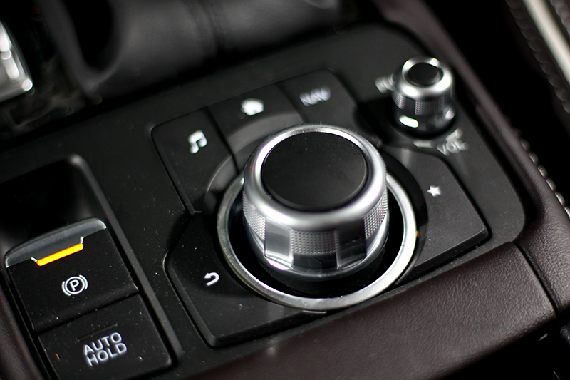 不一定要觸控,個人反而喜歡使用控制旋鈕操作。