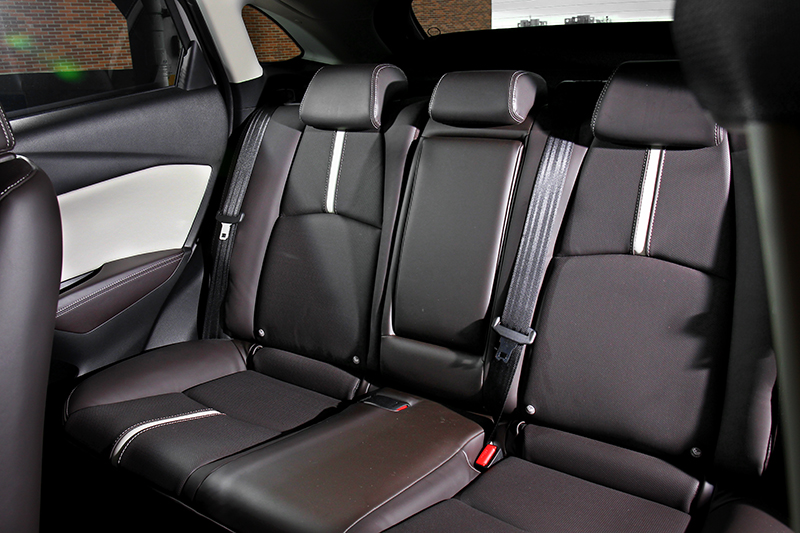 成人可以輕鬆坐在後座,只不過不要長途旅程就好。