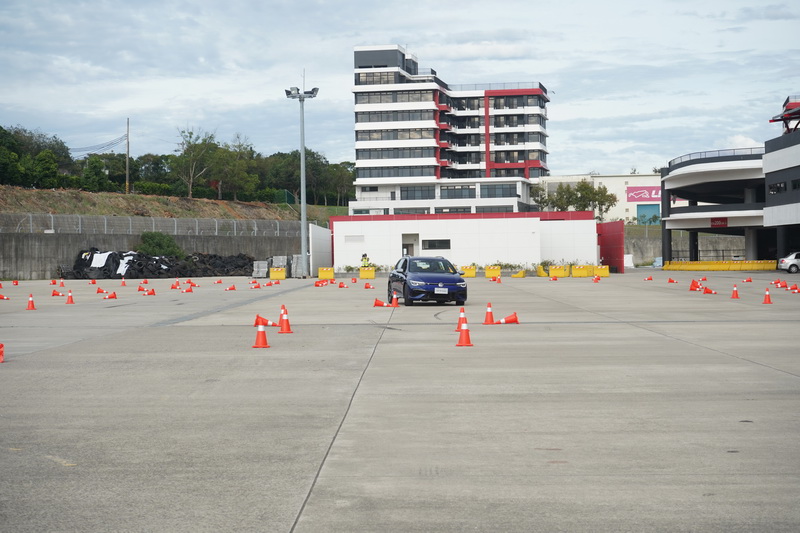 繞錐時的左右擺趟相當易於預測,經過R部門特調的旅行車款在動態反應上確實有它的獨到之處!