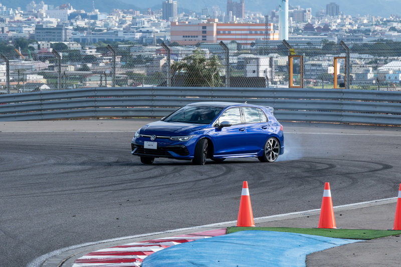 飄移模式會透過扭力分導系統將輸出至後軸的動力100%傳遞給外側輪創造出燒胎滑移的效果