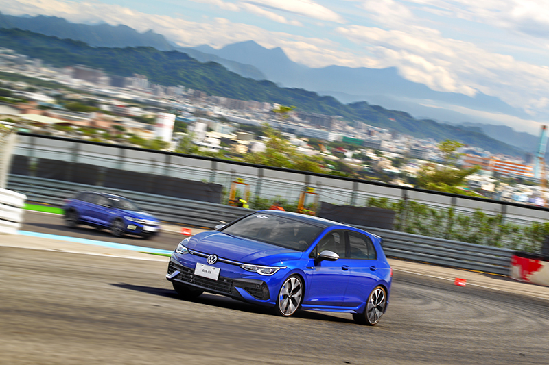 Golf R實際開起來的加速力道相當飽滿,搭配四驅系統優異的抓地力並沒有明顯的推頭感受