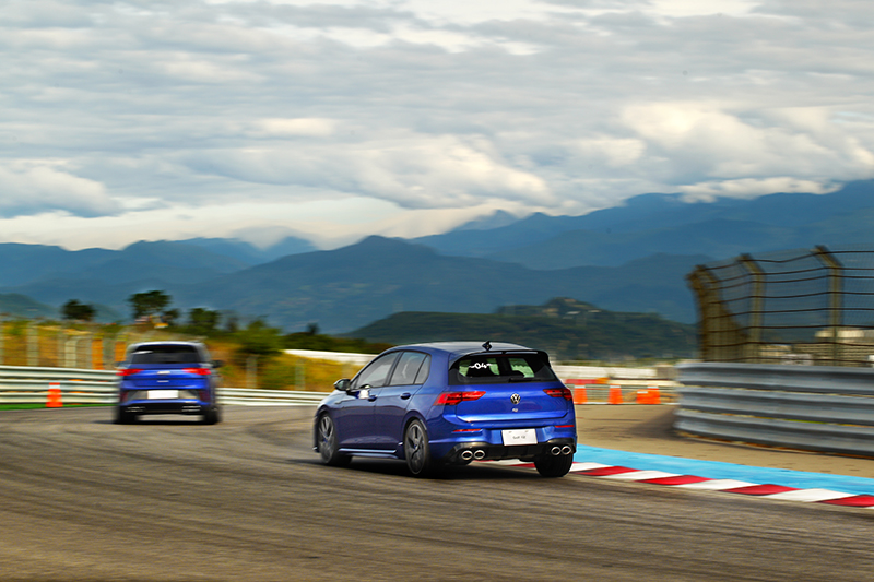 特調的DQ381七速雙離合器變速箱在出彎後的加速反應也相當即時