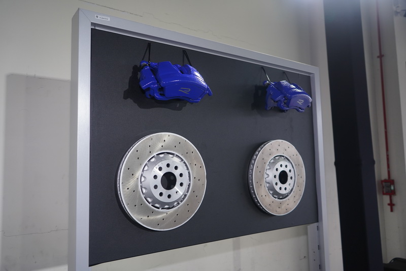 Golf R所配置的雙活塞卡鉗+18吋通風碟對於制動靈敏度的提升有著極大助益