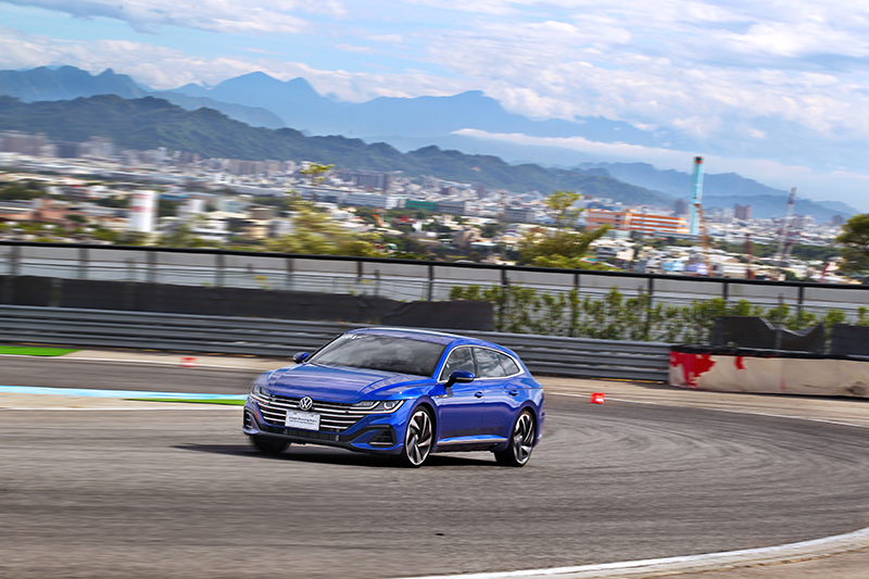 Arteon 430 TSI R-Line Performance雖非正規R家軍,但擁有280匹的馬力輸出同樣不可小覷