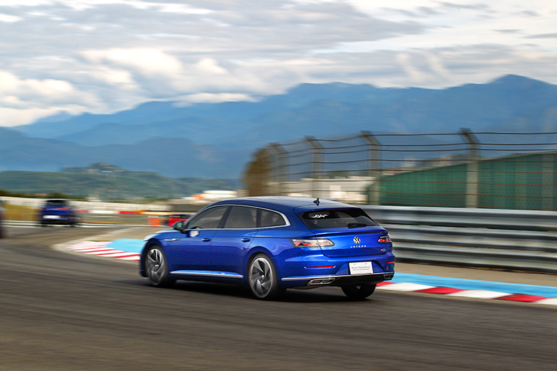 底盤較上也偏舒適取向,過一些連續彎道時的重心轉移並不如Golf R來的迅速