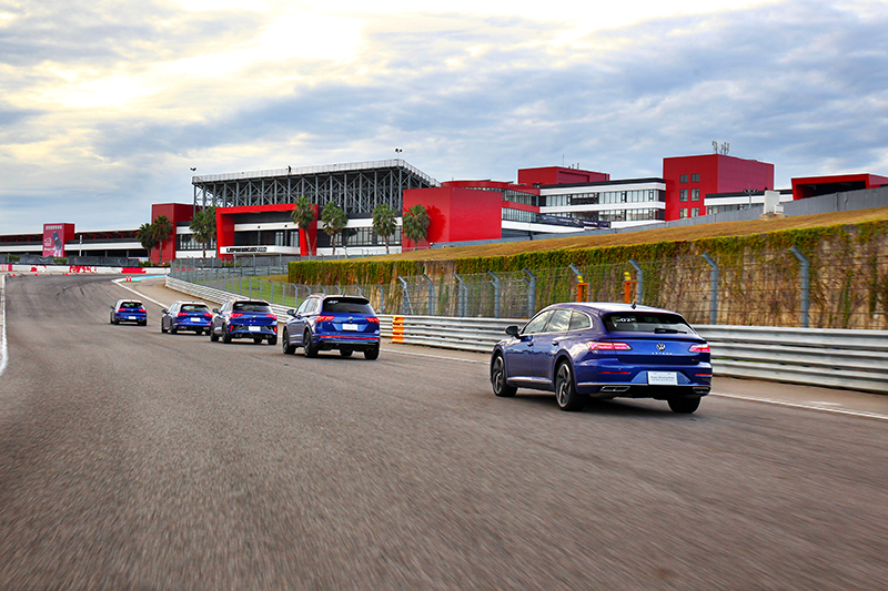 前方可是一票正規的R家軍,Arteon 430 TSI R-Line Performance在賽道上的加速表現還是略遜一籌