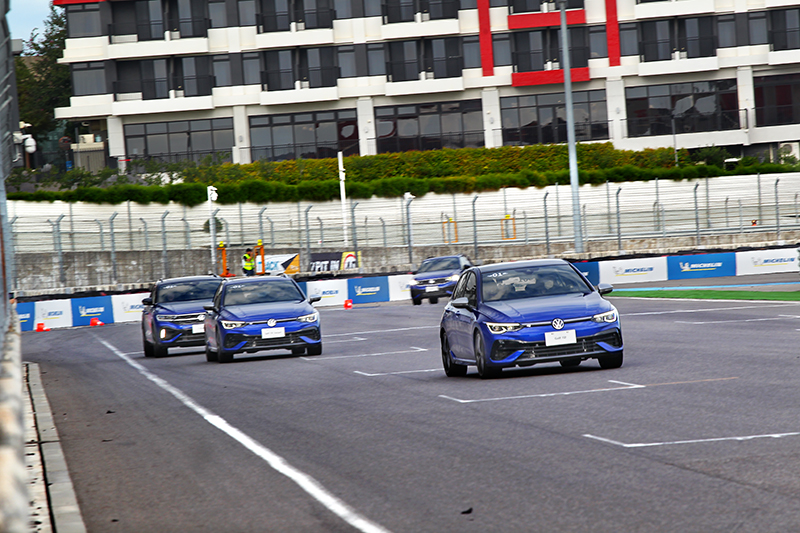 如何在性能與日常使用中取得平衡更是R車款所能帶給消費者的價值所在