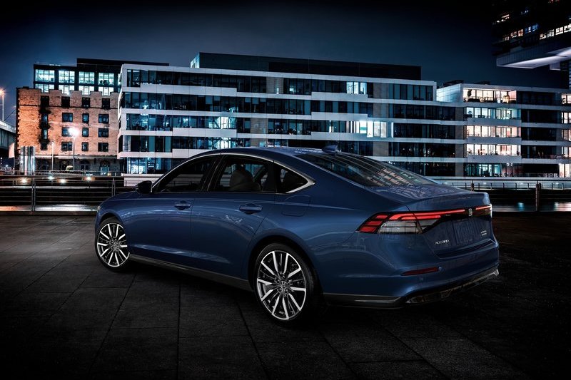 新世代Accord車頭有點像壓縮過的CR-V。