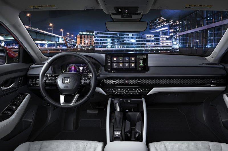 標配10.2吋數位儀表，油電車型配備12.3吋中控螢幕。