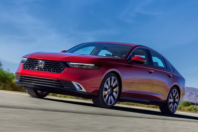 新Accord提供1.5升渦輪(192hp/26.5kgm)與2.0升雙馬達油電動力系統(204hp/34.1kgm)