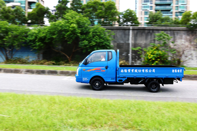 HYUNDAI PORTER PRO以高扭力的渦輪增壓柴油引擎,提供載重與加速時足敷使用的加速力道。