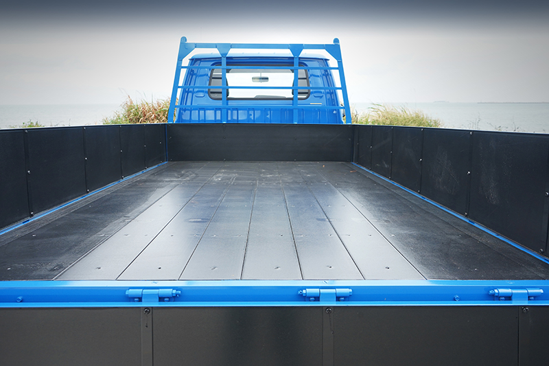 中華堅兵P350 HYBRID的貨台長度略短於HYUNDAI PORTER PRO,但由於寬度大幅勝出,因此總面積也較對手來得更加寬闊。