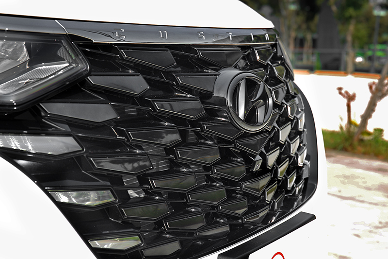 Sensuous Sportiness設計語彙和黑鑽幾何樣式水箱護罩,讓Custin擁有時尚的樣貌。