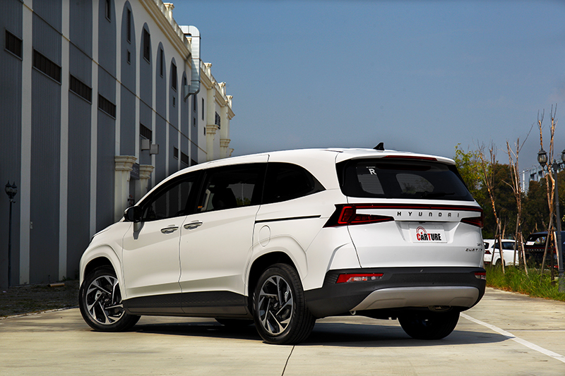 Custin整體造型有SUV氣息,車尾與車頭似乎有設計未完成的感覺。