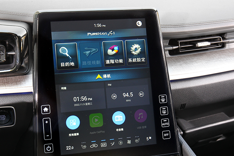 所有功能都整合至10.4吋中控螢幕,也有支援Apple CarPlay與Android Auto(2023年開通)連接。