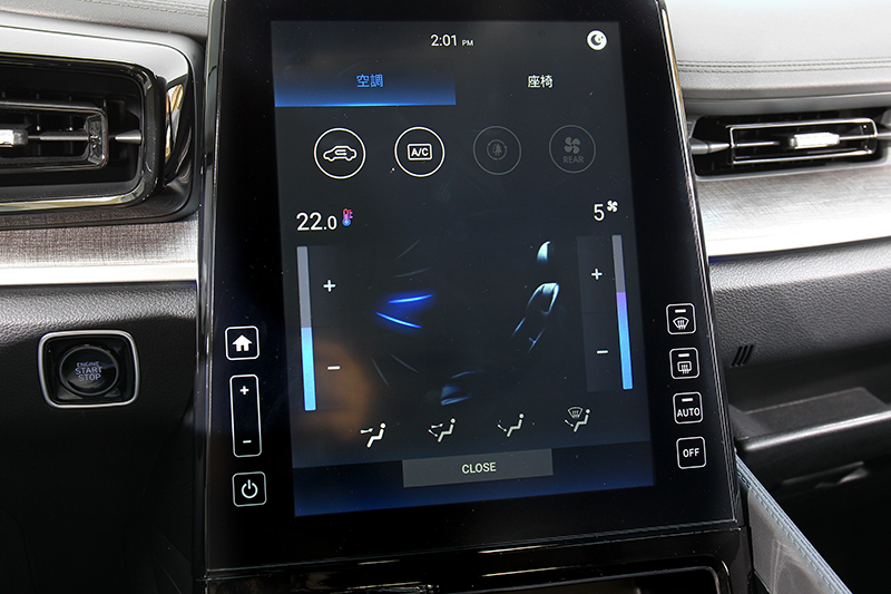 所有功能都整合至10.4吋中控螢幕,也有支援Apple CarPlay與Android Auto(2023年開通)連接。