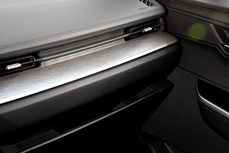 儀表平台下方附有類似木紋飾板,對於座艙質感有顯著提升,但可惜未能延續至後座。